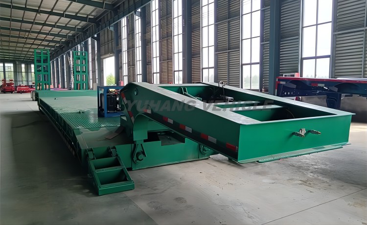 Tri Axle 80 Ton Detachable Gooseneck Lowbed Trailer with Ladder will be sent to Chile-YUHANG VEHICLE